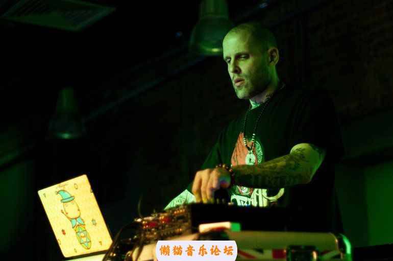 jcdnavw221p.jpg